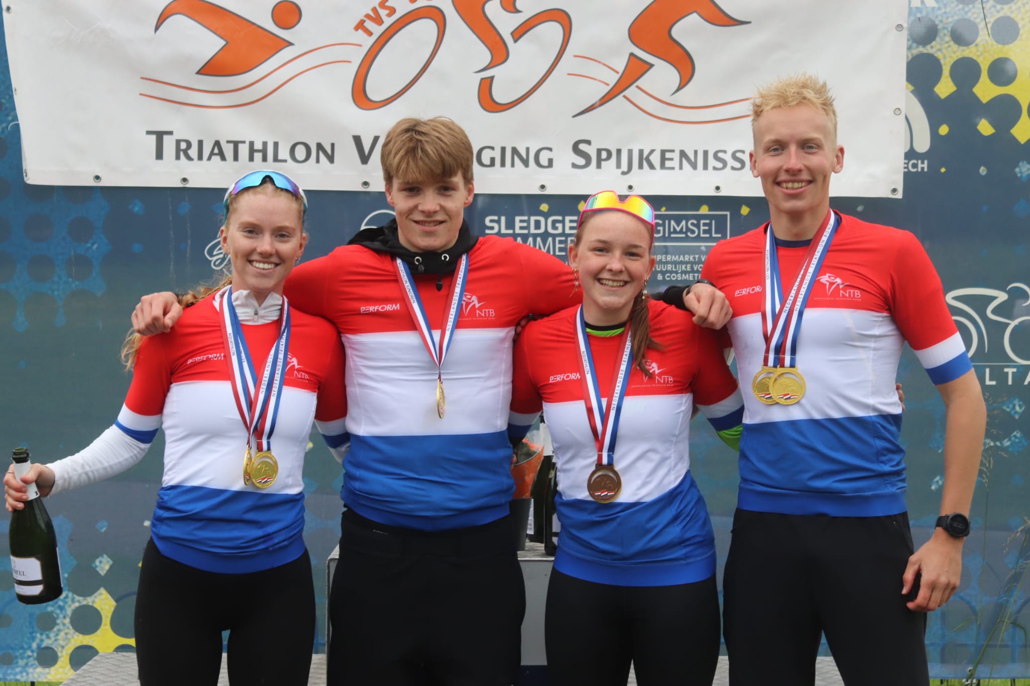 De kampioenen in Spijkenisse (vlnr): Merel Veltman, Jetze van Popta, Loesha Loos en Niels van Lanen. 