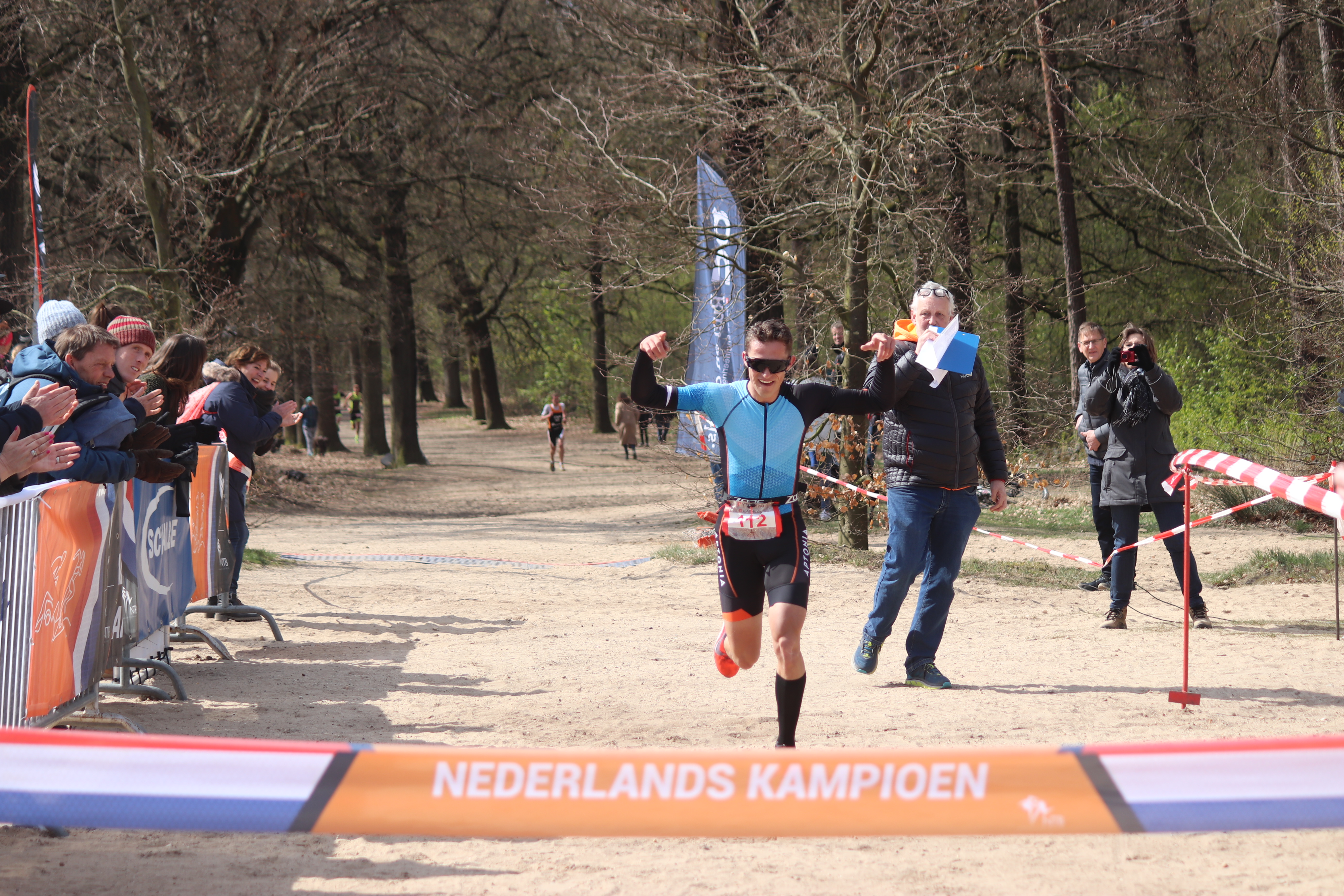 Winst voor Rody Kroon, op de achtergrond heeft Joep Staps zich gewonnen gegeven