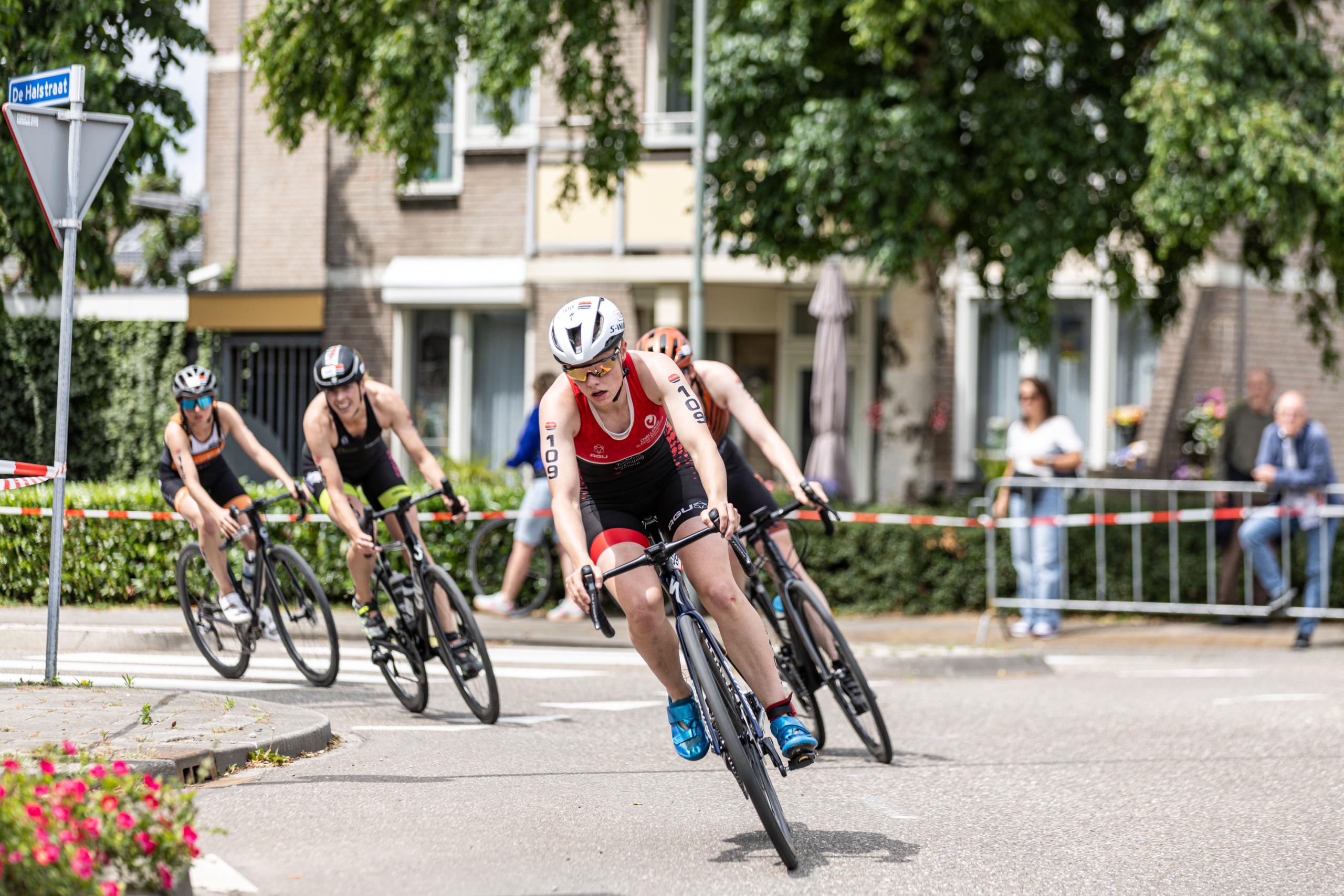 Bijna tachtig vrouwen aan het vertrek