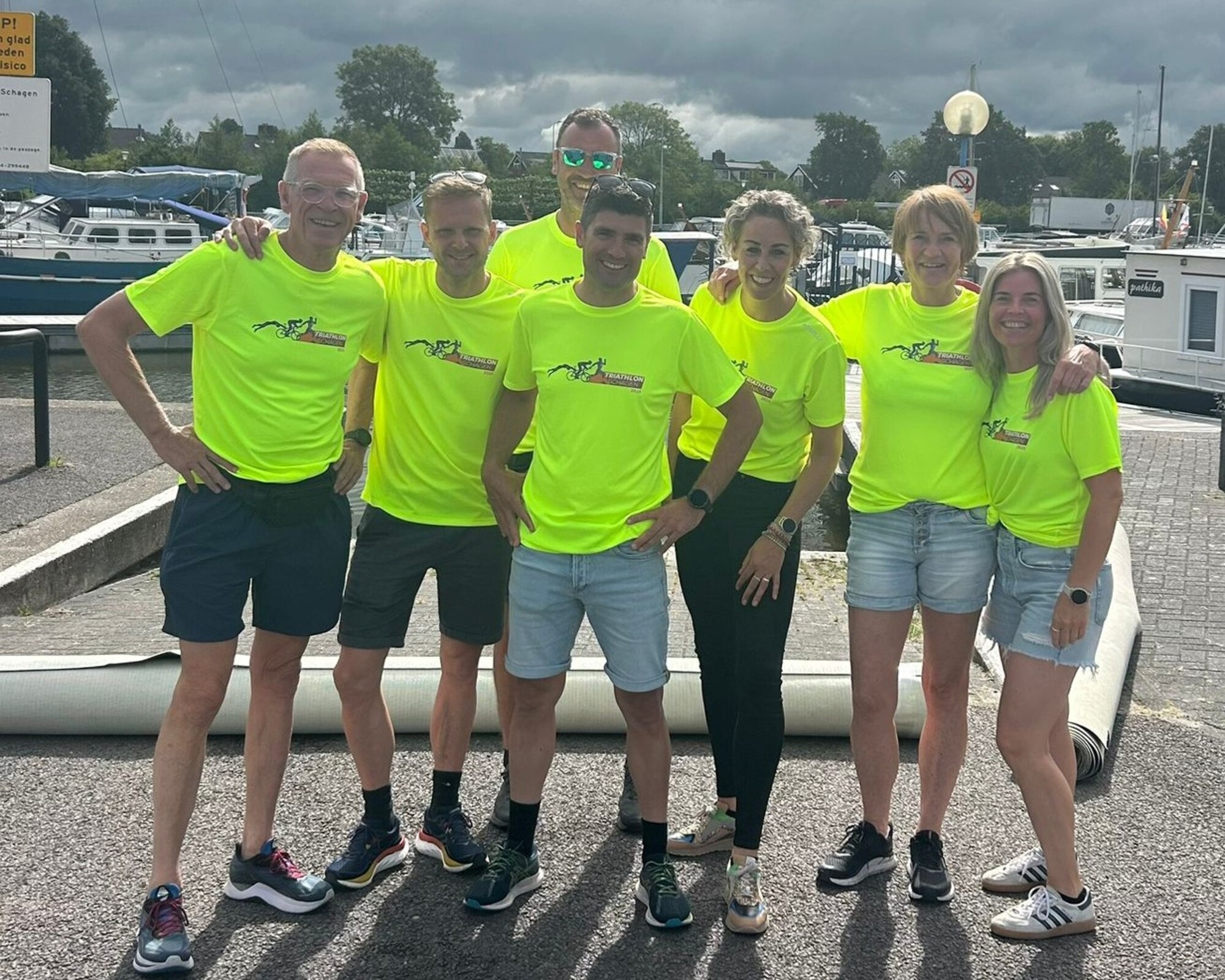 Het vrijwilligersteam van Triathlon Schagen, met Willem van der Voort (geheel links) en Mark Elbertsen (tweede van links). 
