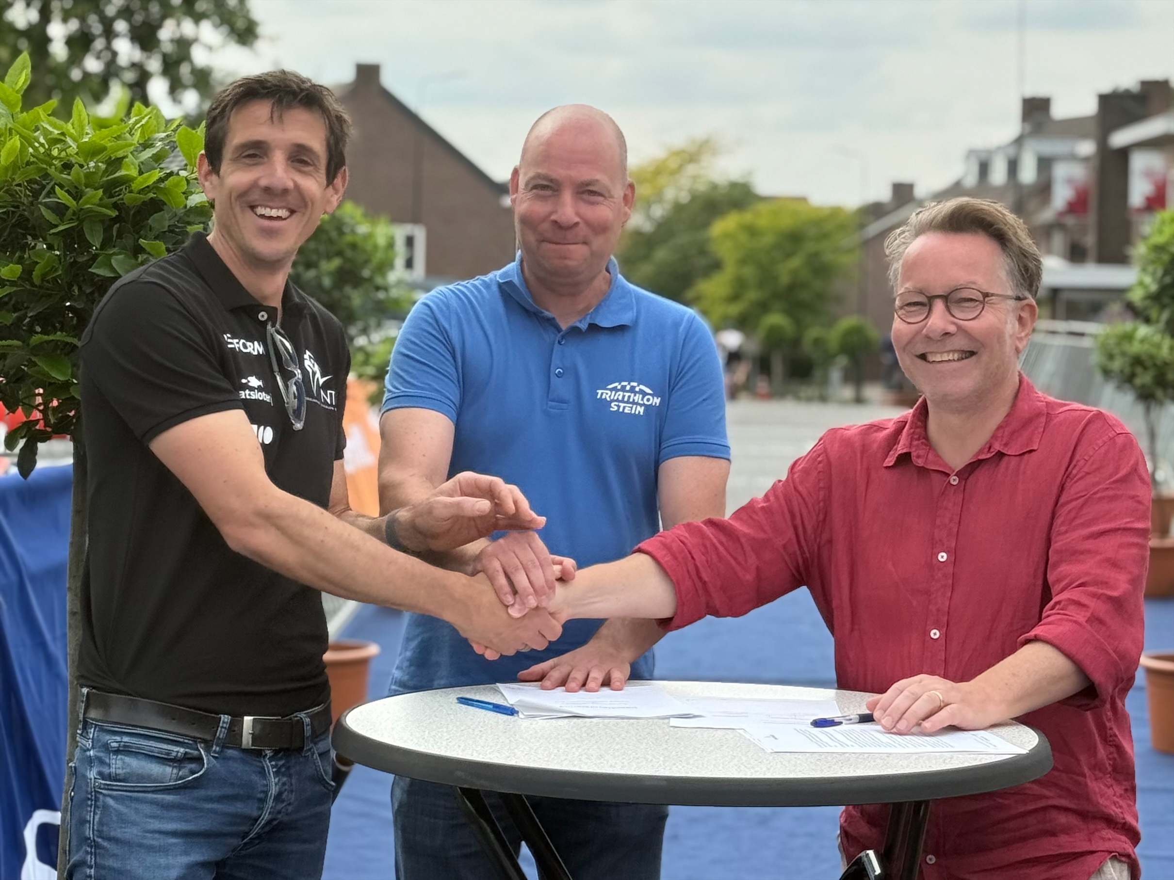 NTB-directeur Thorwald Veneberg, Roger Cuijpers (Triathlon Club Watersley) en Joop Petit (eigenaar Watersley) ondertekenden zondag in Stein een intentieverklaring voor de samenwerking in Sittard.